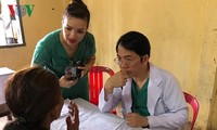 Bác sĩ Việt kiều khám bệnh, phát thuốc miễn phí cho người nghèo Campuchia Bác sĩ Việt kiều khám bệnh, phát thuốc miễn phí cho người nghèo Campuchia