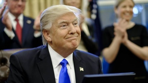 Трамп подписал документ о временном восстановлении работы правительства США Трамп подписал документ о временном восстановлении работы правительства США