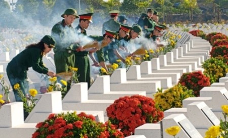 Banyak daerah di Vietnam memperingati hari Prajurit Penyandang Cacad dan Pahlawan yang gugur - ảnh 1
