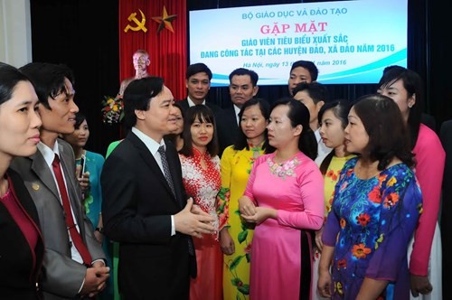 Kementerian Pendidikan dan Pelatihan Vietnam bertemu dengan para guru tipikal yang bekerja di kabupaten dan kecamatan pulau - ảnh 1