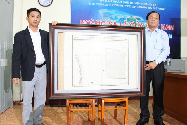 Kabupaten Hoang Sa, kota Da Nang menerima peta yang berharga tentang Hoang Sa yang dihadiahkan oleh seorang diaspora Vietnam - ảnh 1