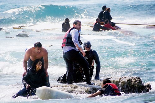 リビア沖移民船転覆事故 イタリア、船長ら2人を逮捕 - ảnh 1