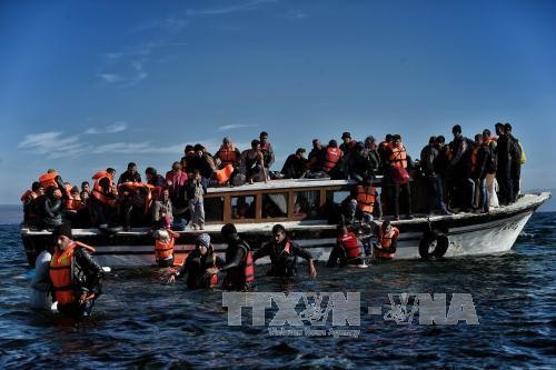 難民船事故相次ぎ11人死亡 ギリシャ沖、悪天候で - ảnh 1