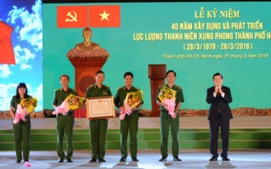サン主席、ホーチミン市青年突撃隊設立40周年記念式典に参列 - ảnh 1