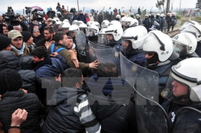 移民ら数百人が国境開放を要求 ギリシャのマケドニア側 - ảnh 1
