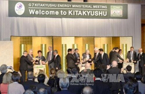 安倍首相とメルケル首相、財政出動めぐり見解一致せず - ảnh 1
