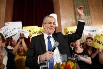 オーストリア大統領選決選投票 極右候補敗れる - ảnh 1