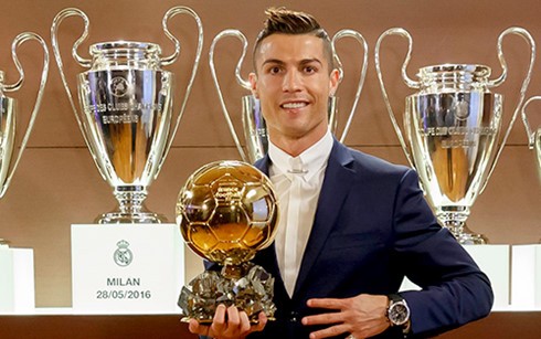 サッカー=ロナルド、通算4回目のバロンドール受賞 - ảnh 1