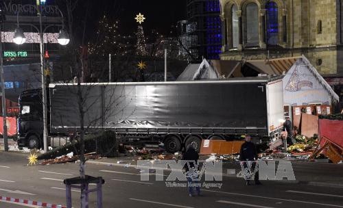 トラック突入、叫び逃げ惑う人々 ベルリン - ảnh 1