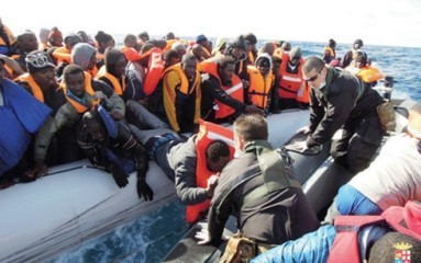 欧州目指す難民 死者・不明者5000人超 過去最悪 - ảnh 1