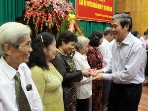 党中央委宣伝教育委員会委員長 元幹部と懇親 - ảnh 1
