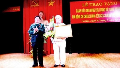 国際兵士Lapさんに「人民武装勢力の英雄」称号 - ảnh 1