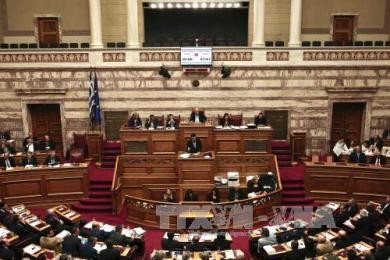 ギリシャ議会、税と年金の改革法案を可決 - ảnh 1
