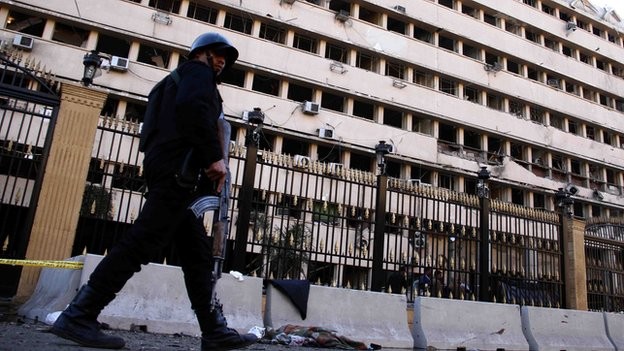 Car bomb blast hit police station in Cairo - ảnh 1