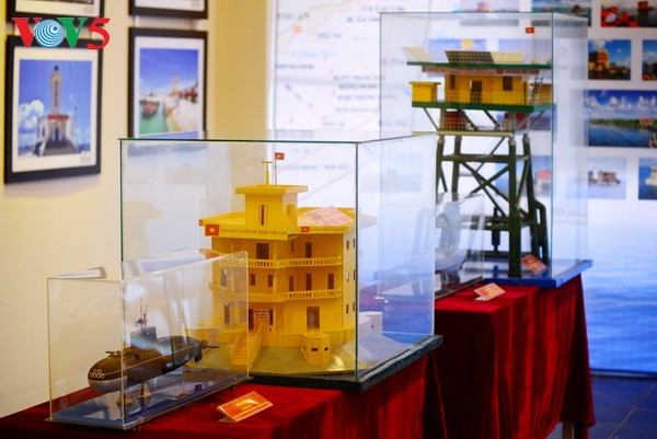 Người dân Hà Nội đội mưa tới xem Triển lãm ảnh “Tuổi trẻ vì biển đảo quê hương” 2017 - ảnh 3