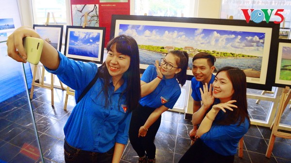 Người dân Hà Nội đội mưa tới xem Triển lãm ảnh “Tuổi trẻ vì biển đảo quê hương” 2017 - ảnh 11