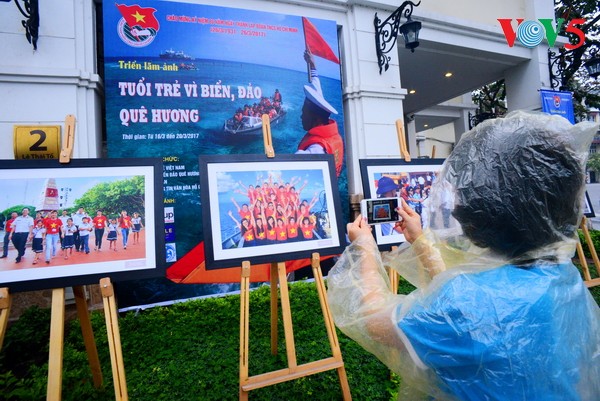 Người dân Hà Nội đội mưa tới xem Triển lãm ảnh “Tuổi trẻ vì biển đảo quê hương” 2017 - ảnh 7