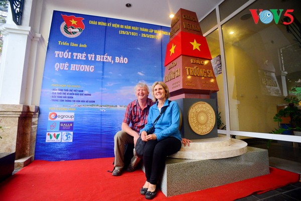 Người dân Hà Nội đội mưa tới xem Triển lãm ảnh “Tuổi trẻ vì biển đảo quê hương” 2017 - ảnh 9