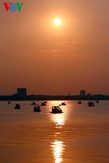 Die Abenddämmerung am Westsee - ảnh 13