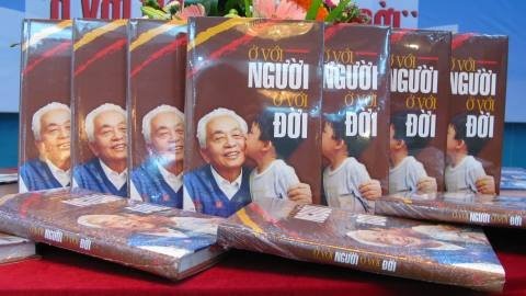 В свет вышла книга о генерале армии Во Нгуен Запе - ảnh 1