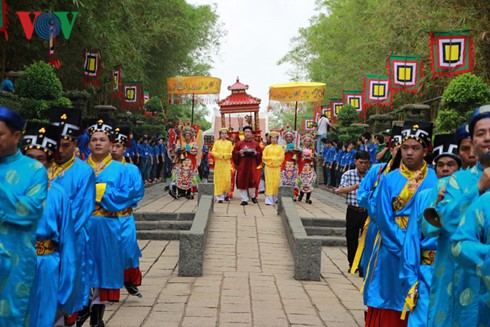người dân cả nước hướng về lễ giỗ tổ hùng vương hình 0 nguoi dan ca nuoc huong ve le gio to hung vuong hinh 0