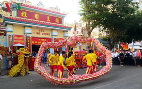 người dân cả nước hướng về lễ giỗ tổ hùng vương hình 2 nguoi dan ca nuoc huong ve le gio to hung vuong hinh 2