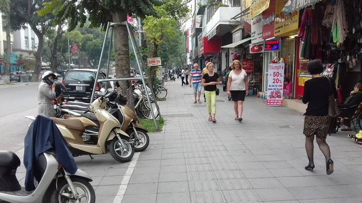 Lập lại trật tự đô thị từ không gian hè phố - ảnh 1