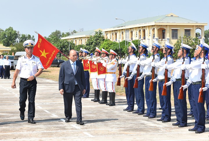 PM inspects training, combat readiness in Naval Zone 2’s Missile Brigade - ảnh 1