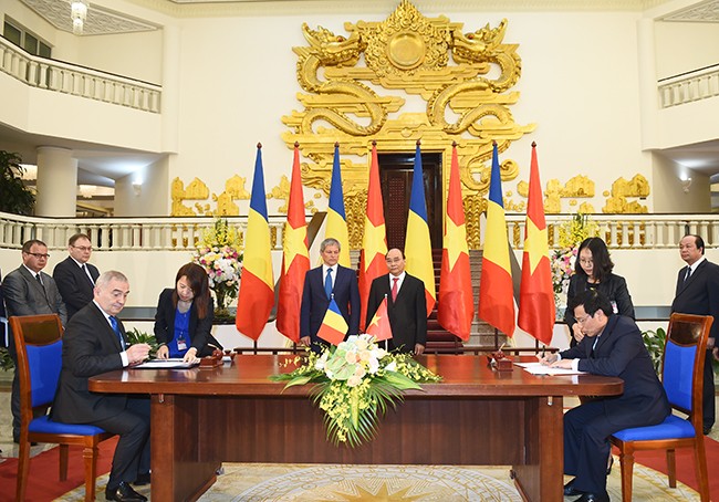 นายกรัฐมนตรีโรมาเนียเสร็จสิ้นการเยือนเวียดนามอย่างเป็นทางการ - ảnh 1