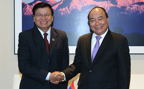 นายกรัฐมนตรีเวียดนาม เหงวียนซวนฟุก พบปะกับนายกรัฐมนตรีลาว - ảnh 1