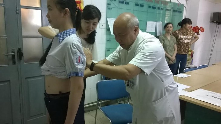 Médico abanderado en la operación de la columna vertebral - ảnh 3
