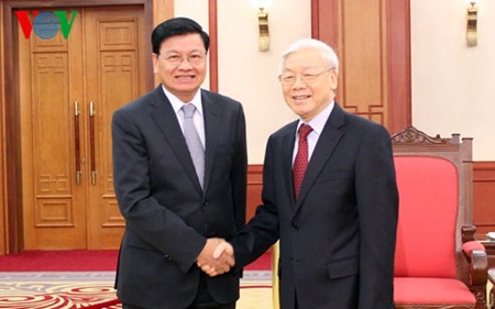 Líder partidista de Vietnam recibe al primer ministro laosiano - ảnh 1