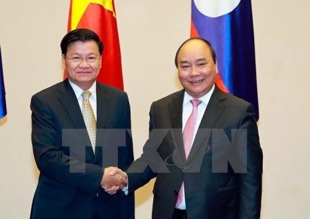 Primer ministro de Laos concluye exitosa visita en Vietnam - ảnh 1