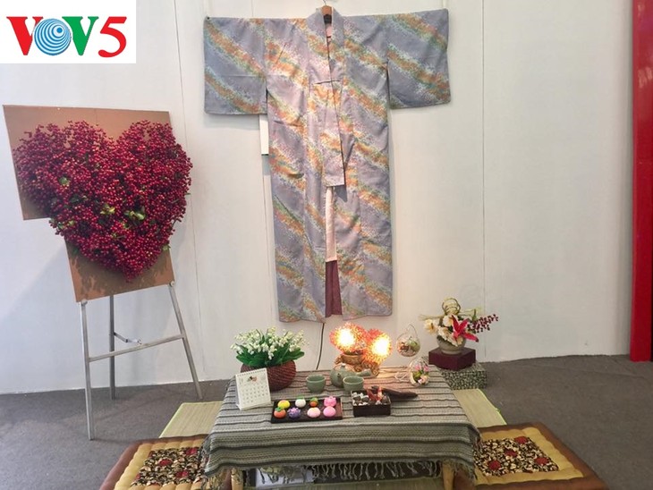 Exposición “Fiesta del Amor”, un destino atractivo para enamorados y amantes de flores - ảnh 1