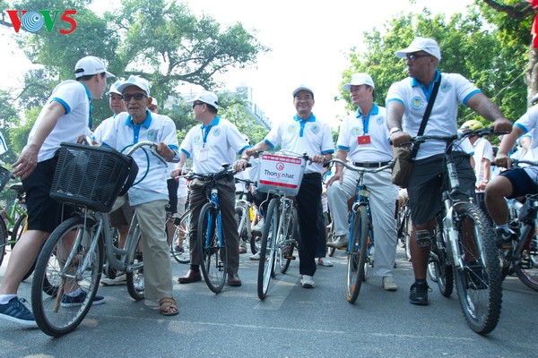 Realizan en Hanoi caminata en saludo al programa “Hora del Planeta” - ảnh 1
