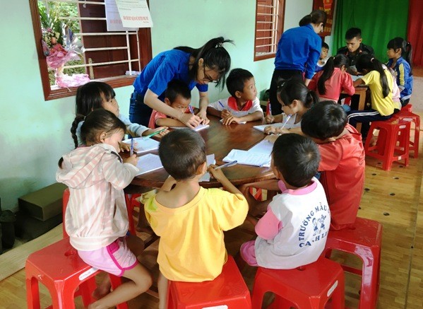 Jóvenes vietnamitas y su respuesta entusiasta a los trabajos voluntarios - ảnh 2