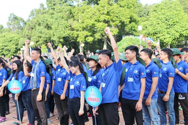 Jóvenes vietnamitas y su respuesta entusiasta a los trabajos voluntarios - ảnh 3