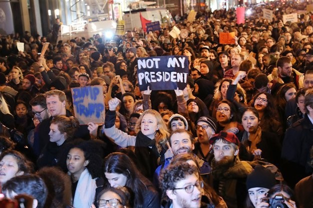 Terus mengadakan demonstrasi memprotes Presiden terpilih Donald Trump - ảnh 1