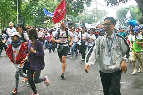 Lomba lari demi kaum anak-anak kota Hanoi - ảnh 1