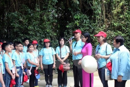 Đoàn giáo viên, học sinh Việt kiều Thái Lan về thăm quê Chủ tịch Hồ Chí Minh - ảnh 1