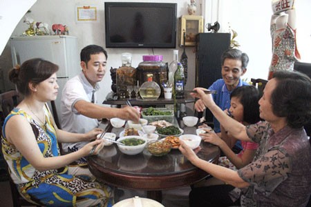 Bữa ăn, gắn kết gia đình người Hà Nội - ảnh 1