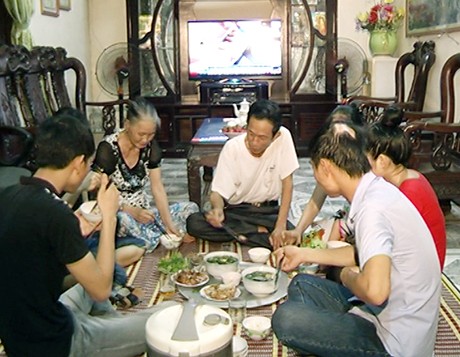 Bữa ăn, gắn kết gia đình người Hà Nội - ảnh 2
