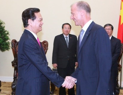 นายกรัฐมนตรีเหงียนเติ๊นหยุงให้การต้อนรับผู้อำนวยการใหญ่กลุ่มบริษัทแอร์บัส - ảnh 1