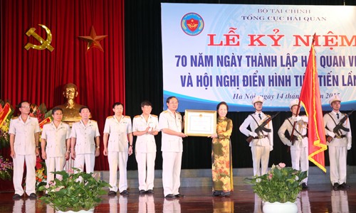 ฉลองครบรอบ 70 ปีวันก่อตั้งทบวงศุลกากรสังกัดกระทรวงการคลัง - ảnh 1