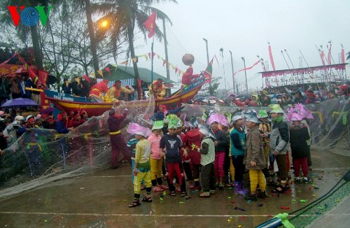 พิธีเซ่นไหว้ขอให้ปลอดภัยในการเดินเรือและขอให้จับปลาได้มากๆที่จังหวัดเถื่อเทียนเว้ - ảnh 1