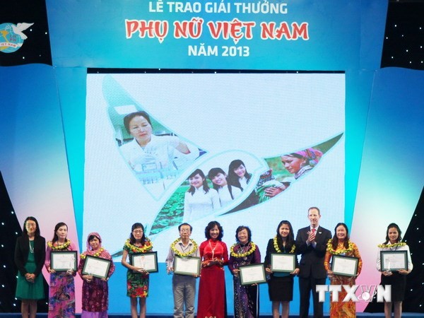 Trao Giải thưởng Phụ nữ Việt Nam năm 2014 - ảnh 1