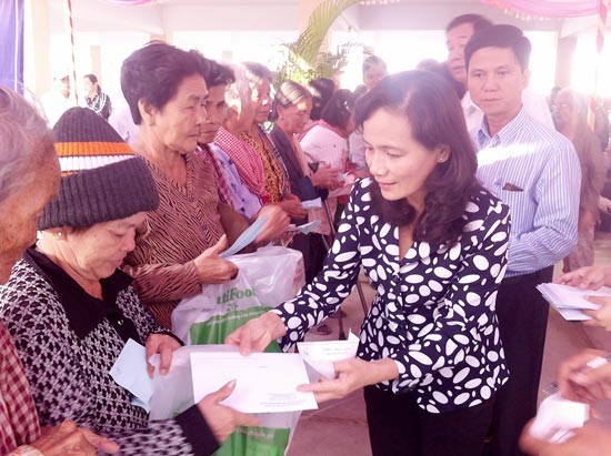Khám bệnh miễn phí cho bà con Việt kiều và người nghèo tại Phnom Penh - ảnh 1