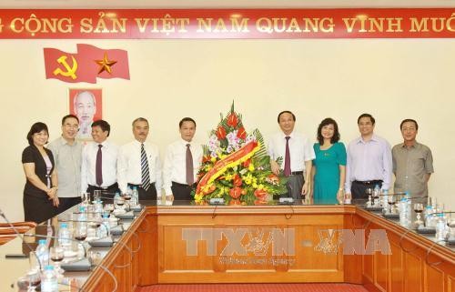 Trưởng Ban Tổ chức Trung ương Tô Huy Rứa thăm, chúc mừng một số cơ quan báo chí - ảnh 1