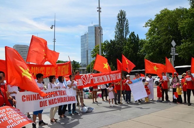Người Việt và người dân Thuỵ Sĩ phản đối Trung Quốc thay đổi nguyên trạng Biển Đông - ảnh 1