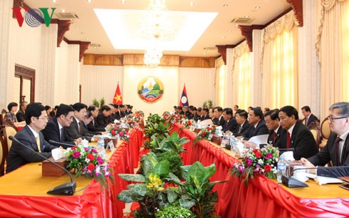 Thủ tướng Nguyễn Xuân Phúc hội đàm với Thủ tướng CHDCND Lào Thongloun Sisoulith. - ảnh 1